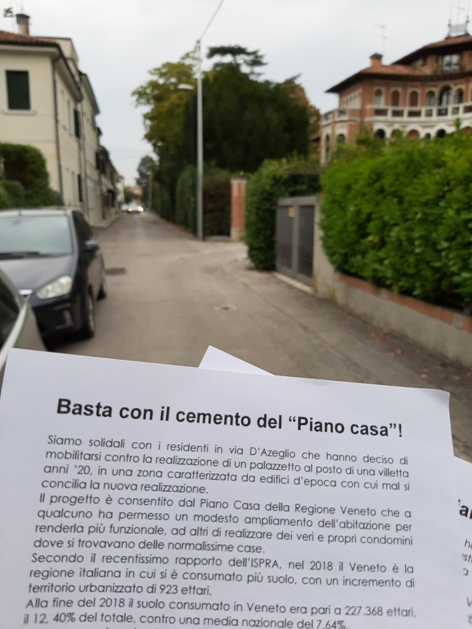 Volantinaggio in via D’Azeglio a Treviso: “No al cemento del Piano Casa”