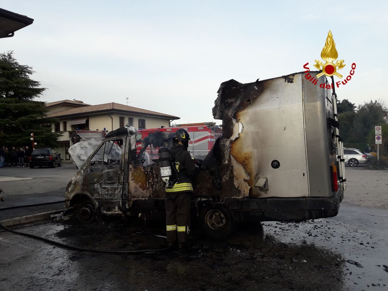 Incendio di un camper: Il mezzo è andato completamente distrutto