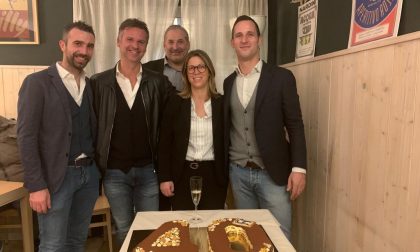 Il sindaco Andretta compie 40 anni: torta e spritz a Vedelago
