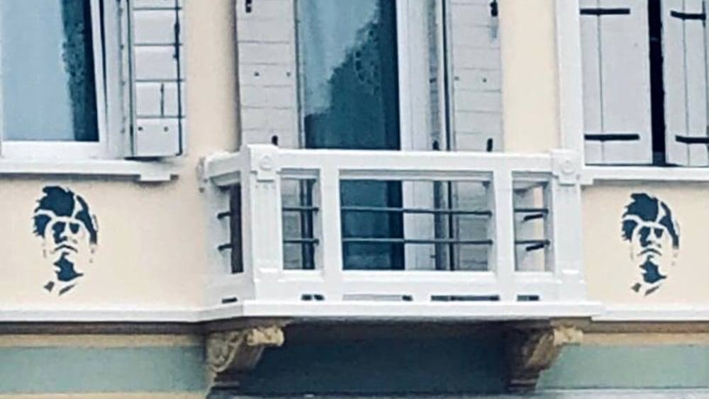Immagini del Duce sull’edificio: il caso finisce in Parlamento