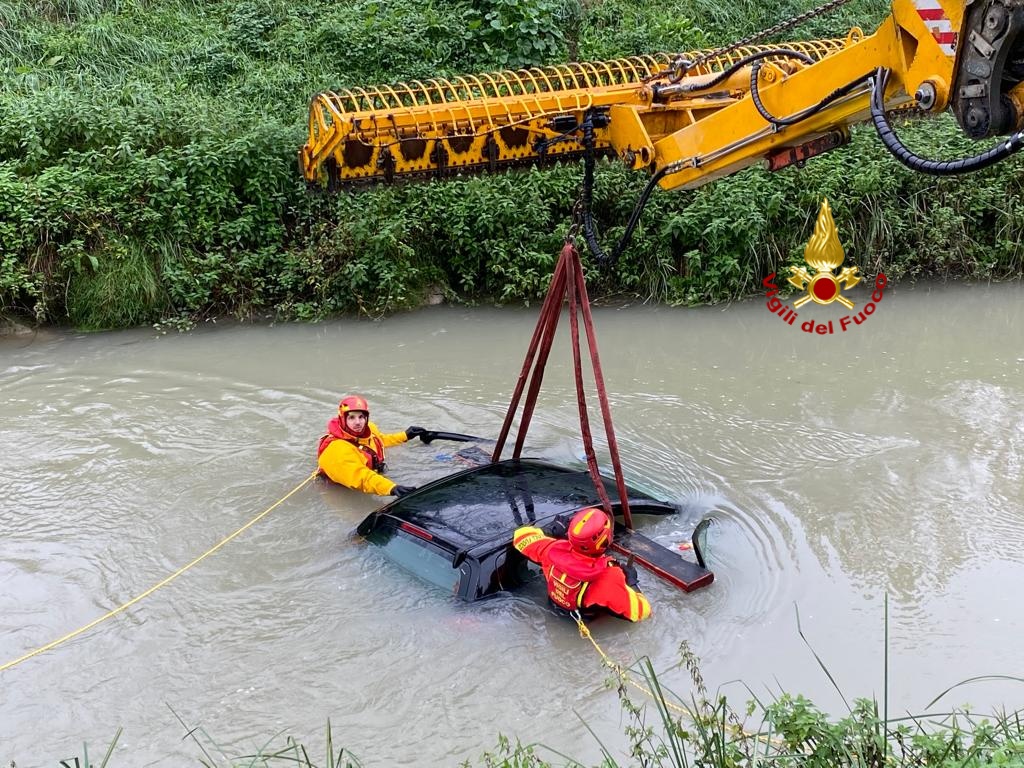 Auto nel fiume Zero a Mogliano, salvi per miracolo gli occupanti