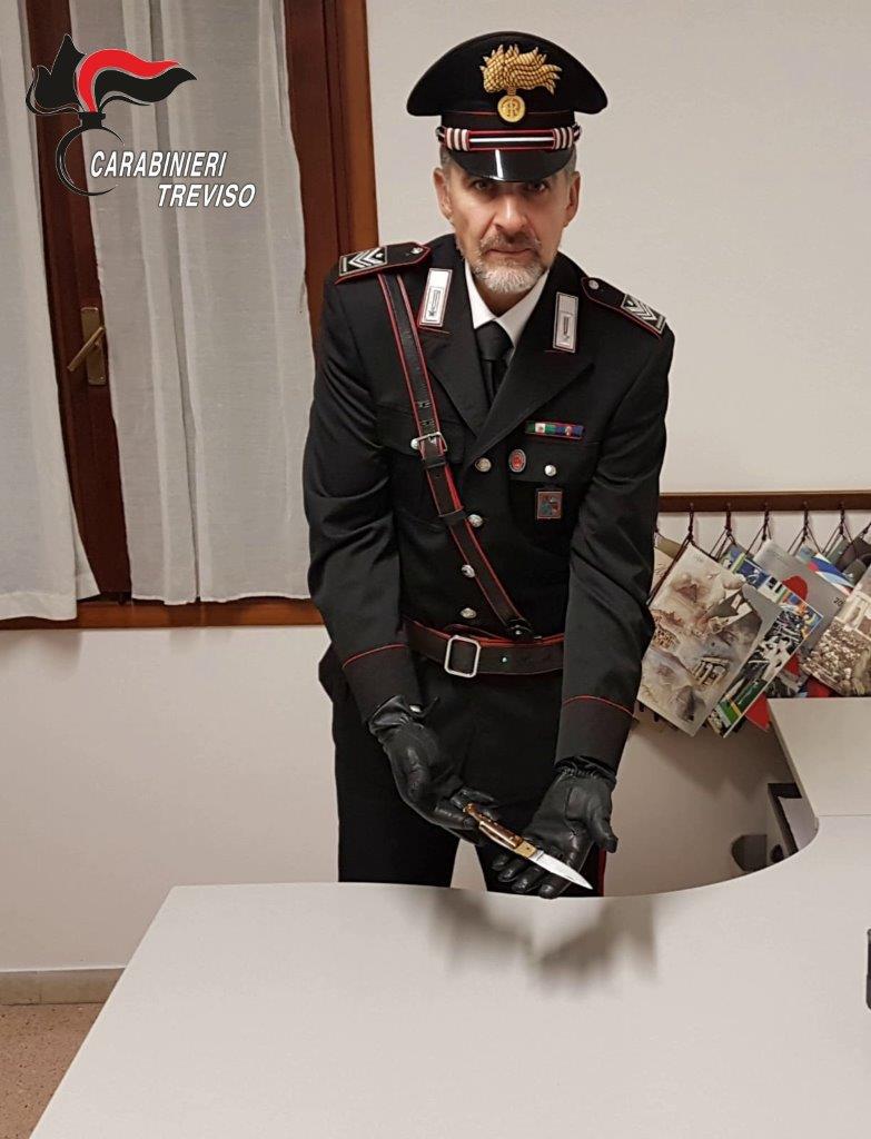 Coltello a serramanico nell’auto, 26enne denunciato