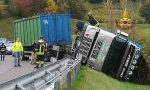 Camion si rovescia in autostrada: recuperato con l'autogrù