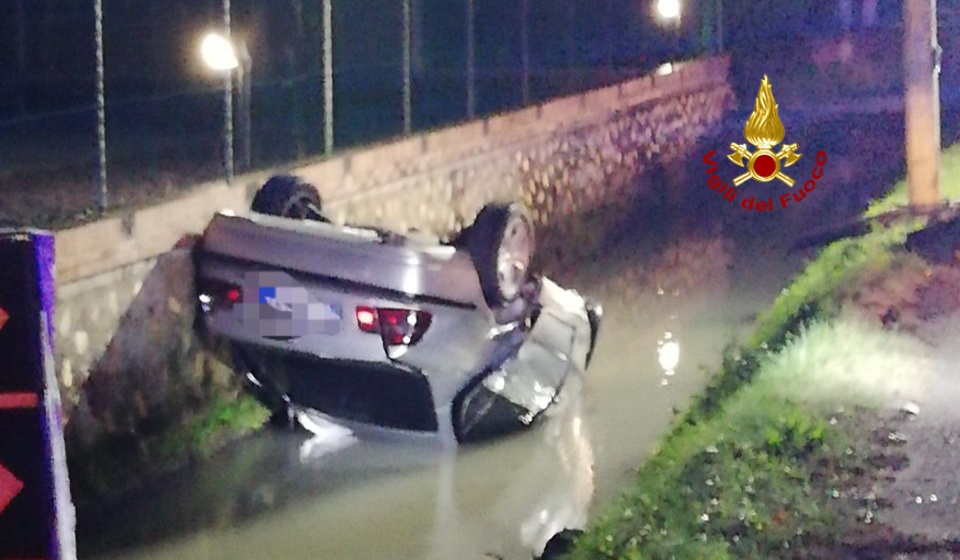 Auto nel fosso, salvo per miracolo il guidatore