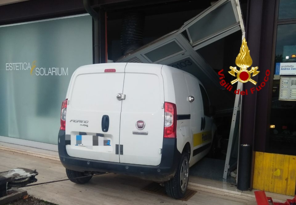 Piomba nel centro estetico col furgone: gravi danni