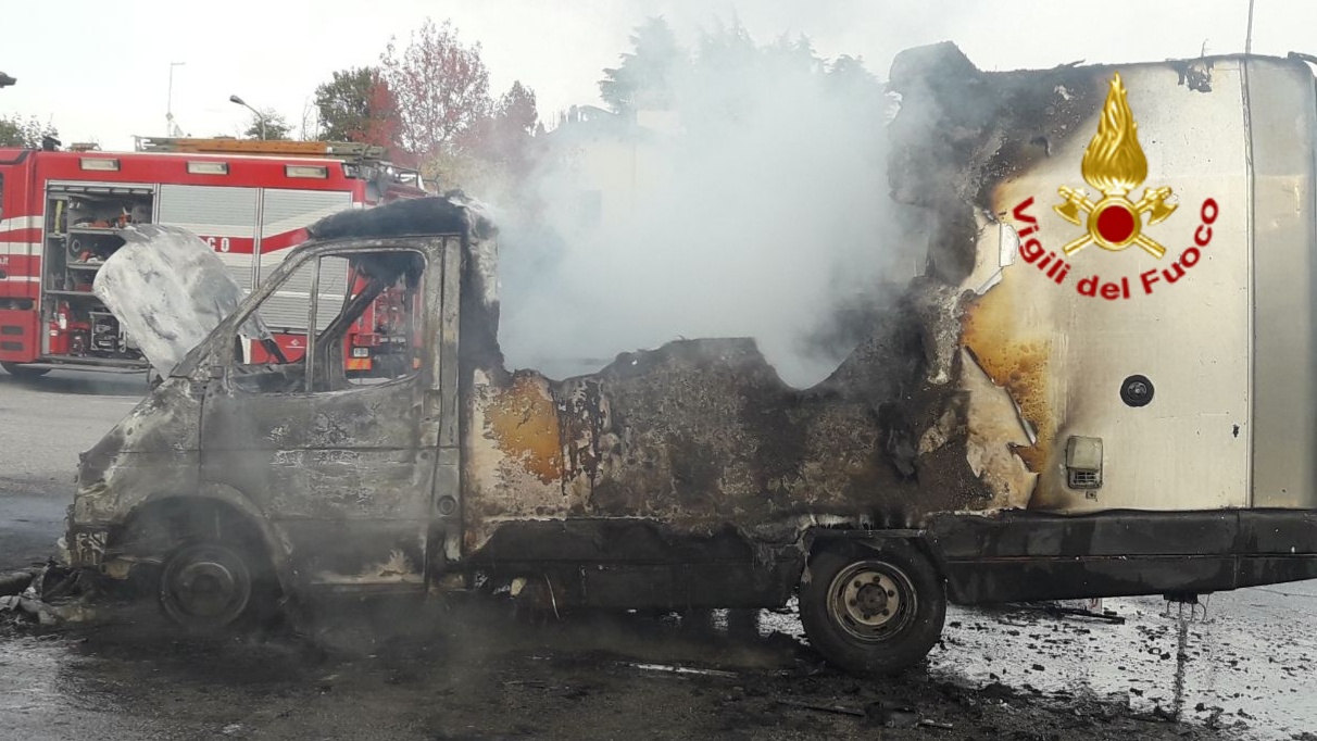 Camper divorato dalle fiamme: paura a San Zenone degli Ezzelini