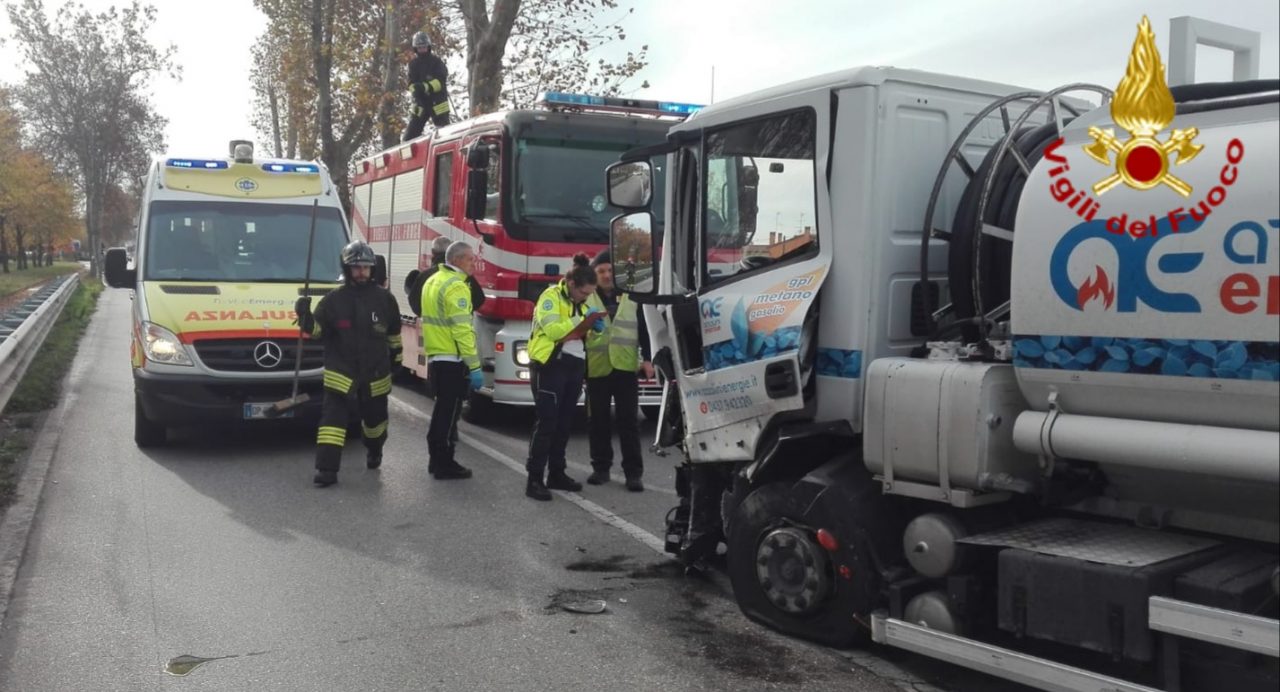 Camion con cisterna di gasolio contro un’auto: tragedia sfiorata