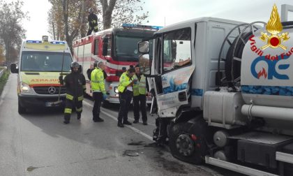 Camion con cisterna di gasolio contro un'auto: tragedia sfiorata