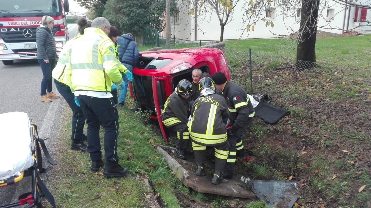 Esce di strada da solo e rimane incastrato nell’auto: estratto dai Vigili del fuoco