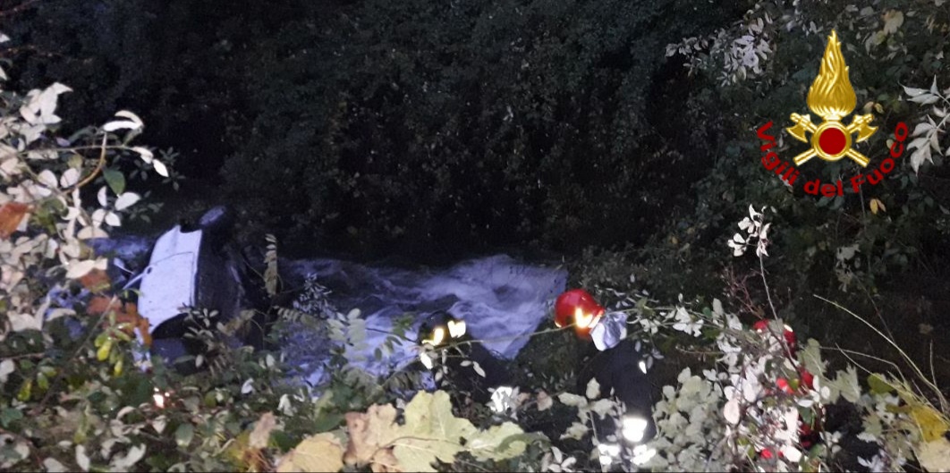 Vola nel canale pieno d’acqua con l’auto: salva per miracolo una ragazza