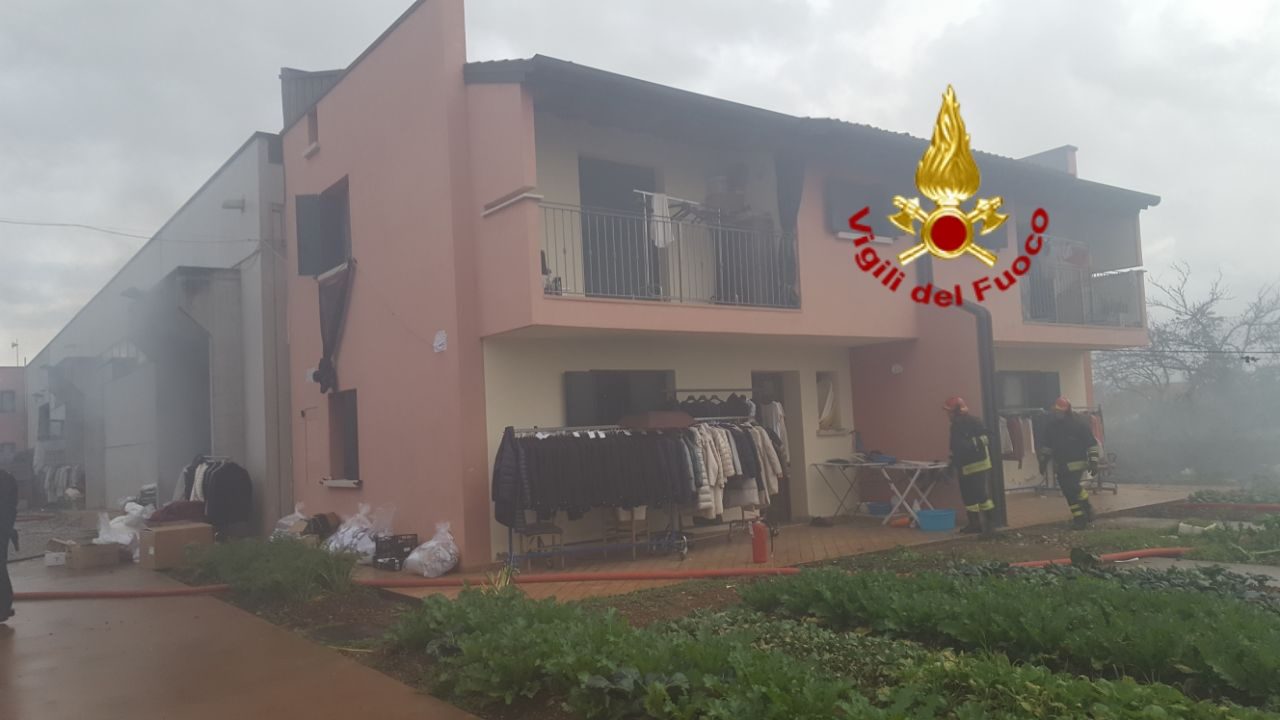 Incendio capannone di abbigliamento ad Altivole