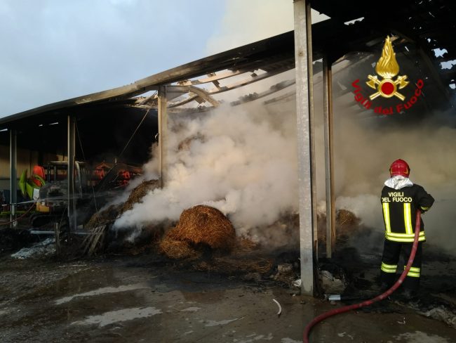 Incendio pagliaio a Ponzano: Vigili del fuoco al lavoro