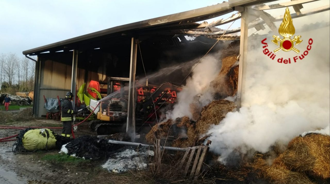 Incendio pagliaio a Ponzano: Vigili del fuoco al lavoro