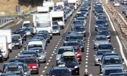 Incidente A4, tir perde sacchi di cemento: autostrada bloccata e traffico in tilt