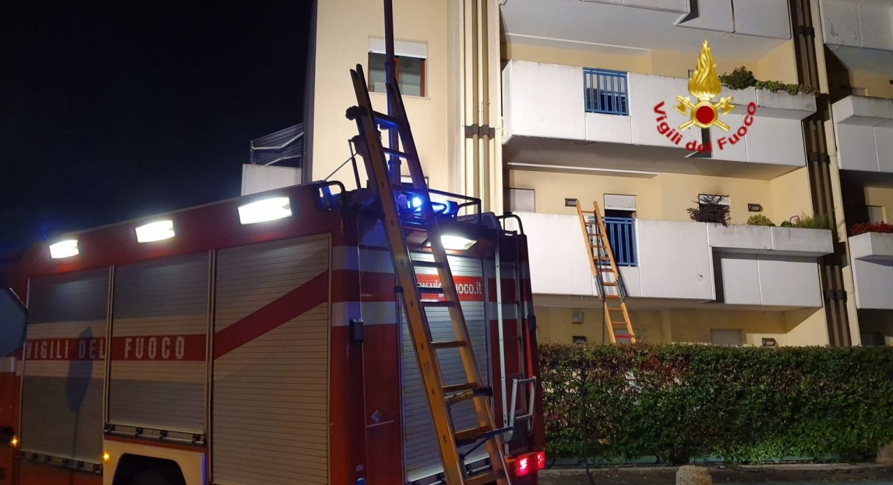 Fazzoletto sull’abat-jour, a fuoco un appartamento, evacuate due famiglie a Montebelluna