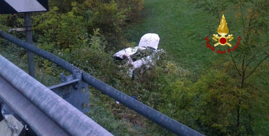 Urta il guard rail e fa un volo di 30 metri