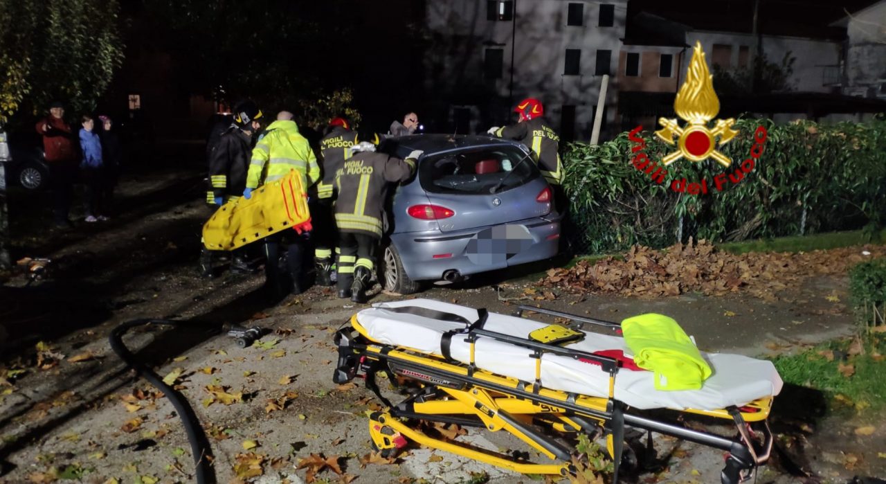 Auto fuori strada vicino all’Odissea, grave una donna