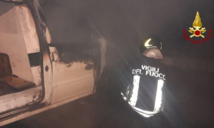 Un furgone distrutto dalle fiamme a Ponzano