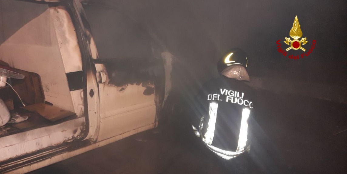 Un furgone distrutto dalle fiamme a Ponzano