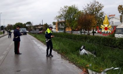 Scontro tra due auto, una persona resta incastrata nell'auto ribaltata in un fossato colmo d'acqua