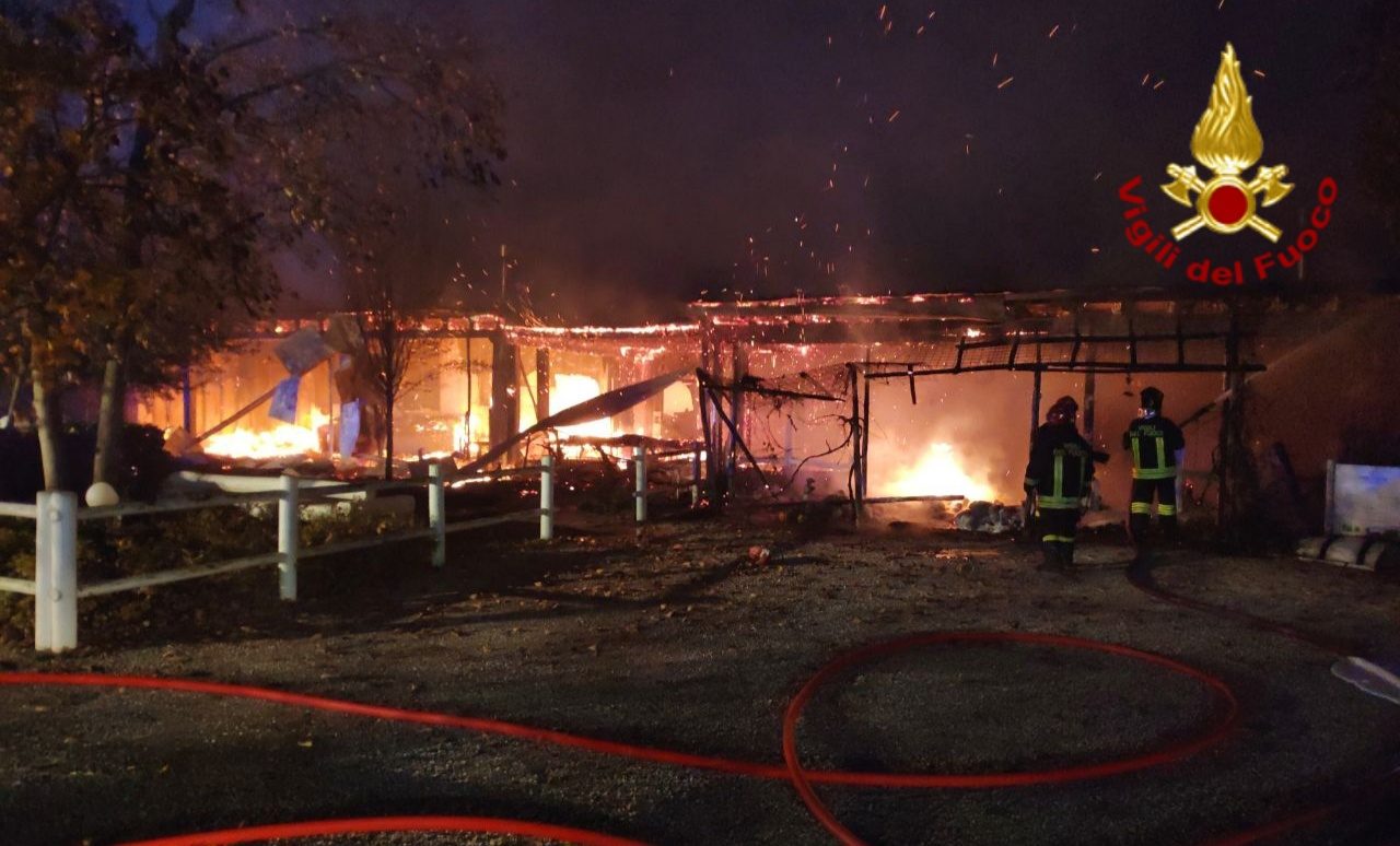 Va in fiamme un’azienda agricola a Villroba