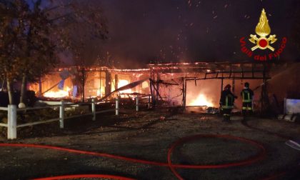 Va in fiamme un'azienda agricola a Villroba