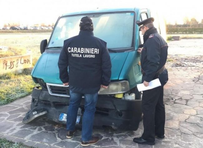 Sfruttamento del lavoro, arrestato pakistano: braccianti stranieri utilizzati come schiavi
