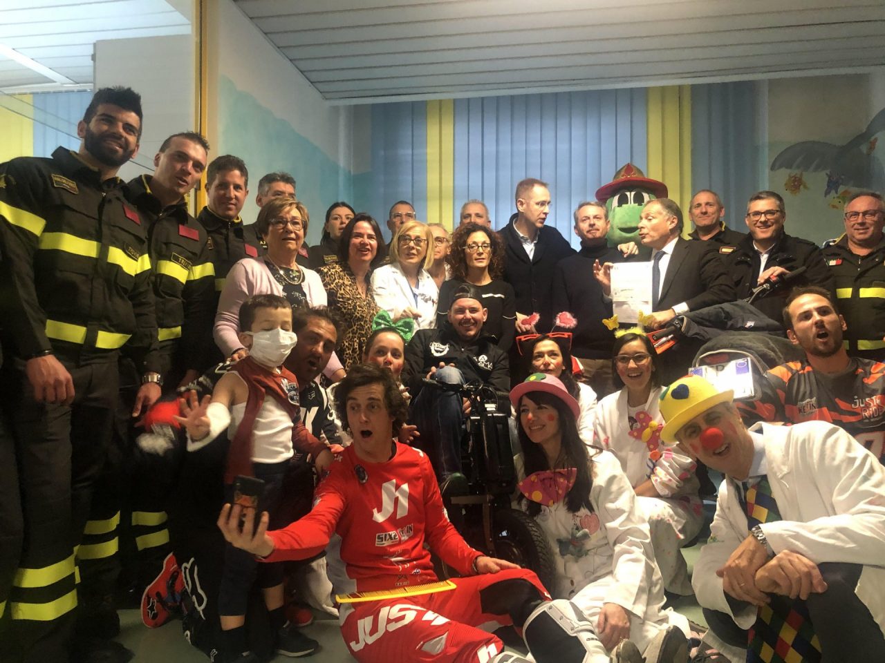 Il campione di freestyle tra i bambini ricoverati in ospedale