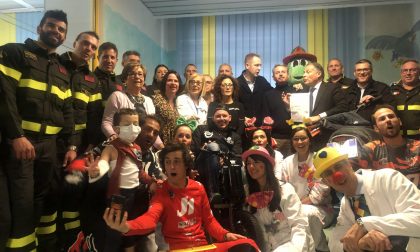 Il campione di freestyle tra i bambini ricoverati in ospedale