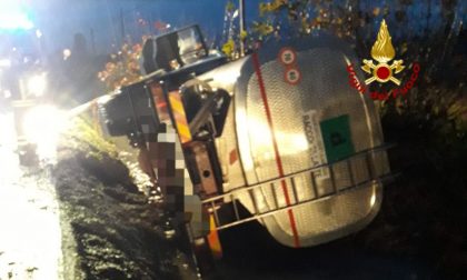 Fuori strada con la cisterna di latte: autista estratto dai passanti