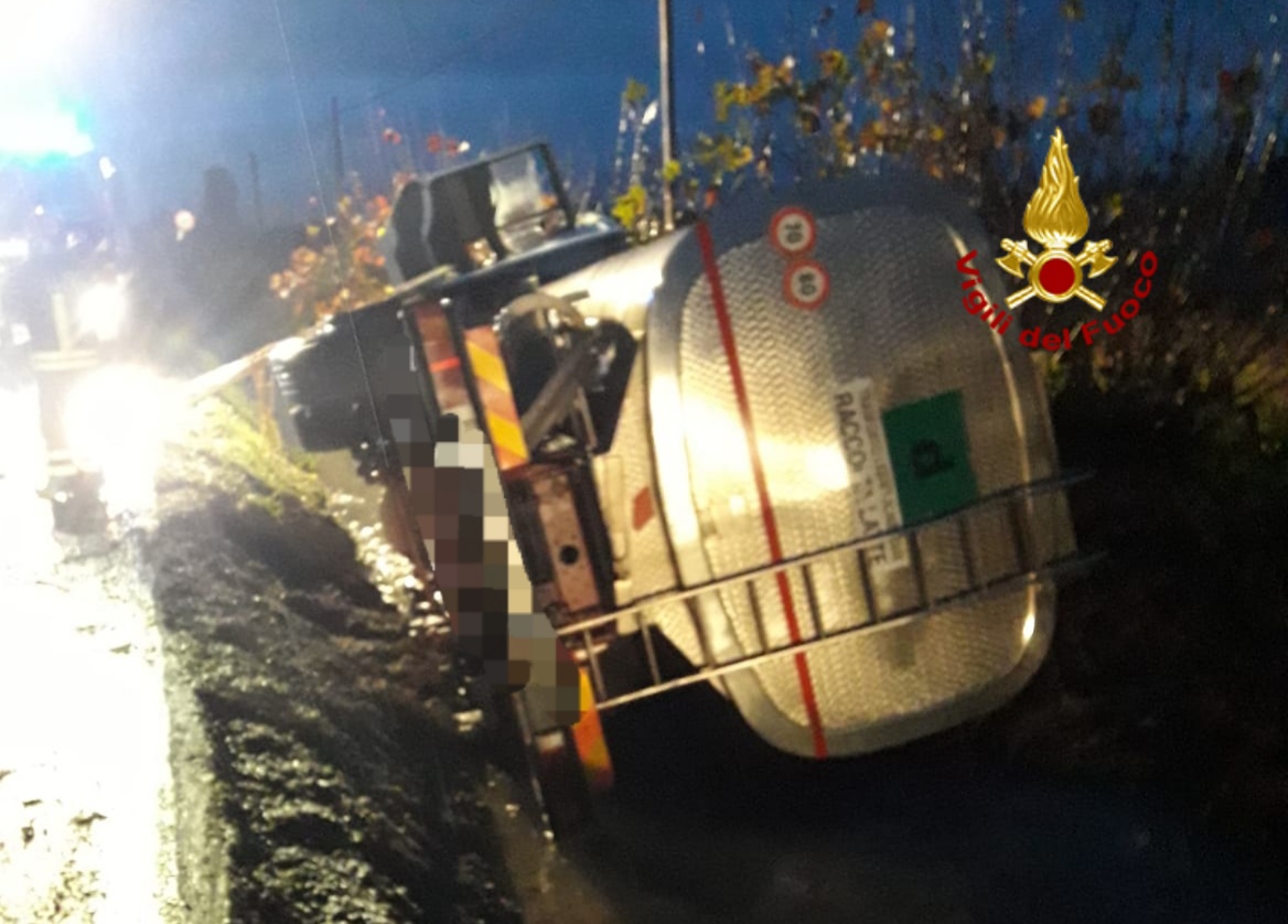 Fuori strada con la cisterna di latte: autista estratto dai passanti