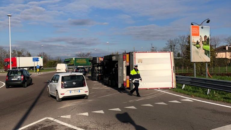 Camion ribaltato alla rotatoria di Villarazzo: intervento in corso