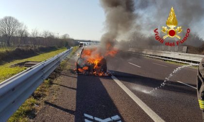 Auto in fiamme, chiusa l'autostrada