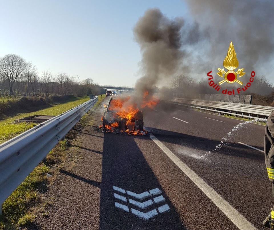 Auto in fiamme, chiusa l’autostrada