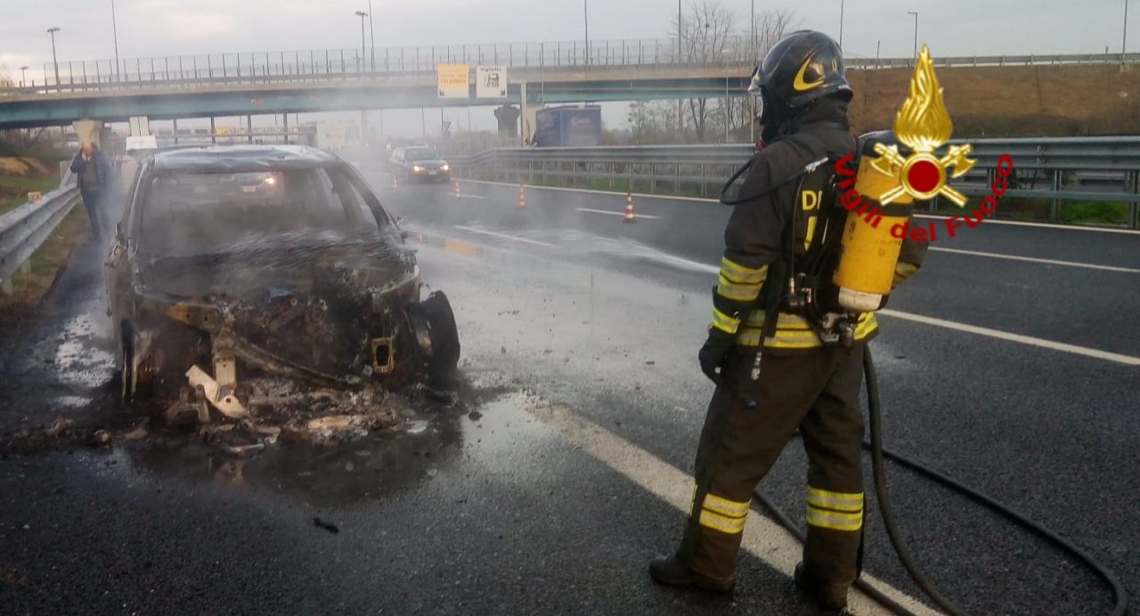 Incendio in autostrada: vettura in fiamme, paura sulla A27