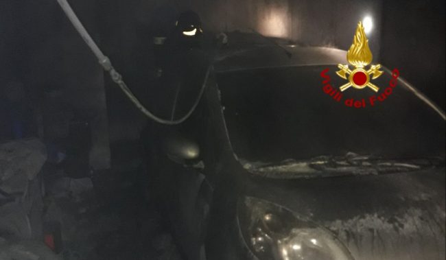 Incendio vettura in un'autorimessa a Salvatronda: paura