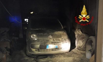 Incendio vettura in un'autorimessa a Salvatronda: paura