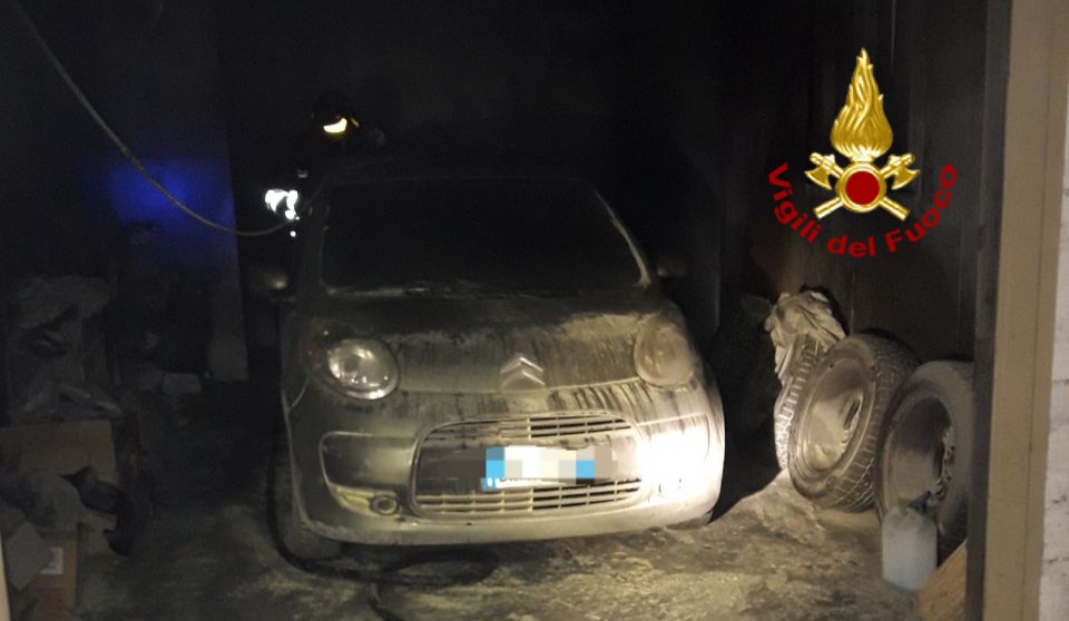 Incendio vettura in un’autorimessa a Salvatronda: paura