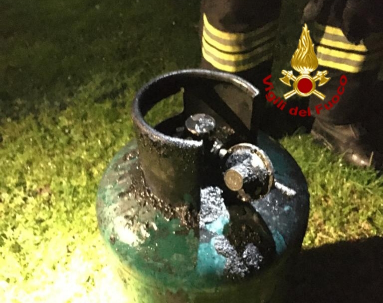 Bombola di Gpl in fiamme sulla terrazza: paura in una palazzina