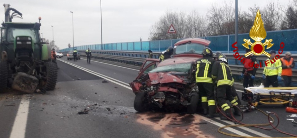 Auto contro trattore in tangenziale: grave il conducente