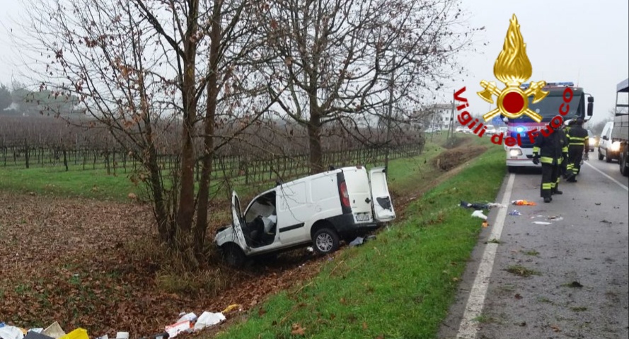 Furgone fuori strada: conducente ferito