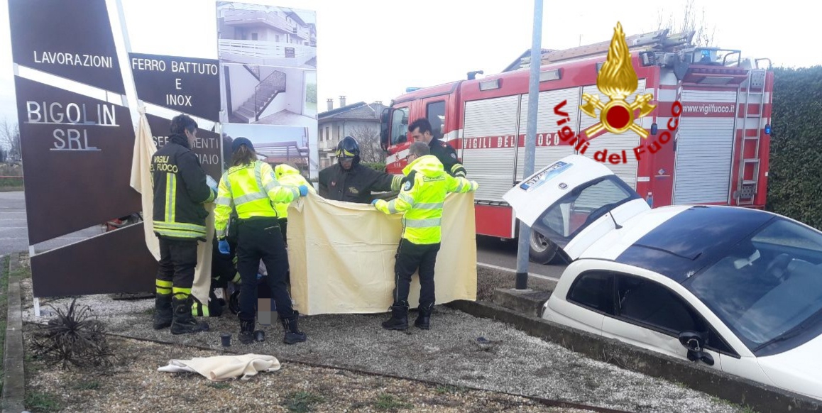 Muore ciclista investito da un’auto a Loria