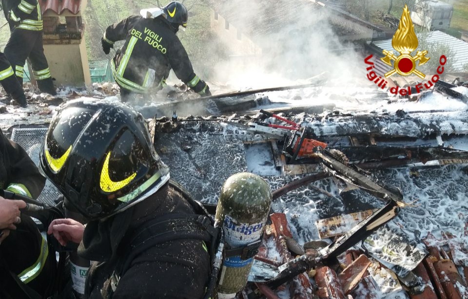 Vanno a fuoco i tetti di due case