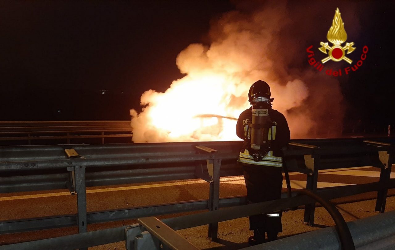 Auto in fiamme a Resana