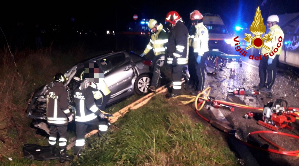 Frontale tra un bus e un’auto, un ferito