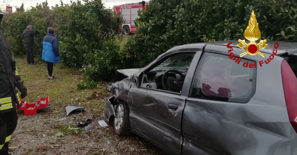 Perde il controllo ed esce di strada con l’auto, illeso