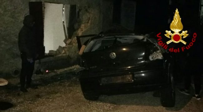 Incredibile incidente: entrano in soggiorno con l'auto!