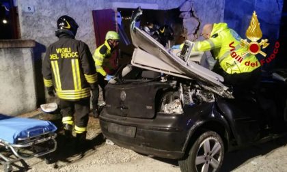 Incredibile incidente: entrano in soggiorno con l'auto!