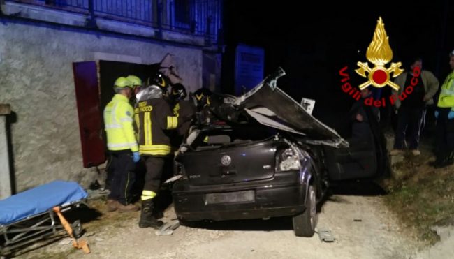 Incredibile incidente: entrano in soggiorno con l'auto!