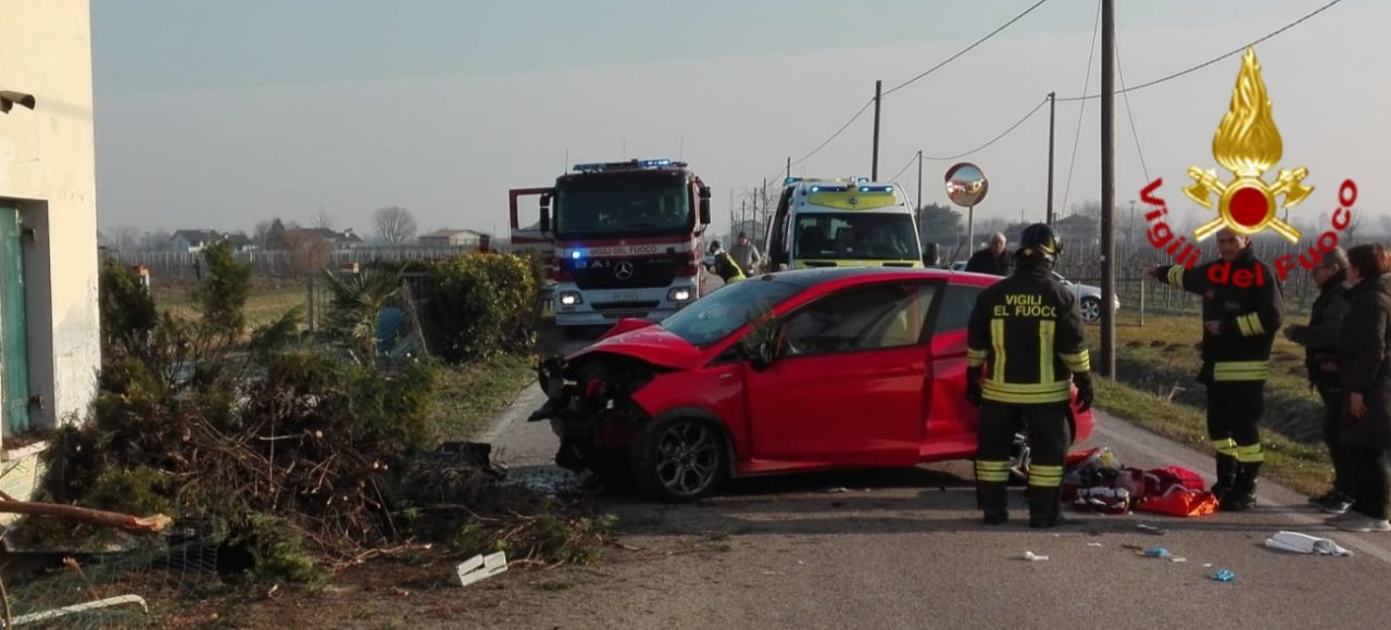 Fuori strada con l’auto: paura per un 21enne